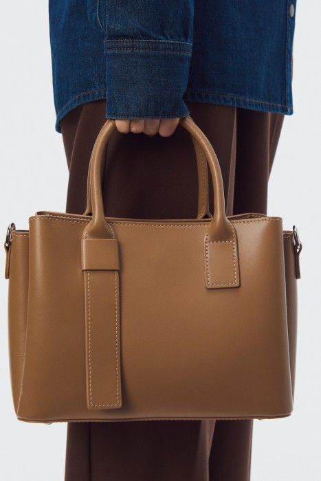 сумка из натуральной кожи от бренда снежная королева вид слева