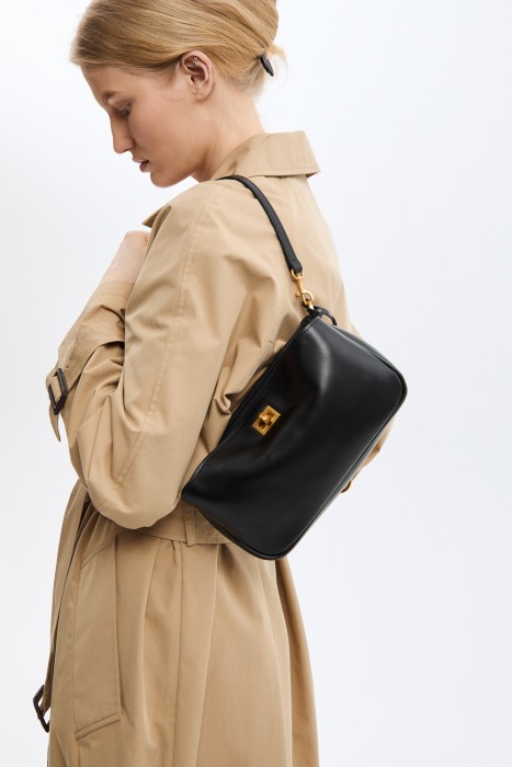 сумка из натуральной кожи от бренда снежная королева вид слева