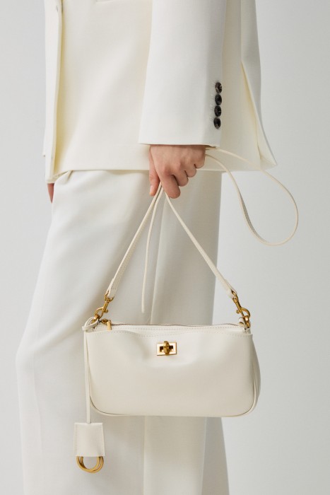 сумка из натуральной кожи от бренда снежная королева вид слева