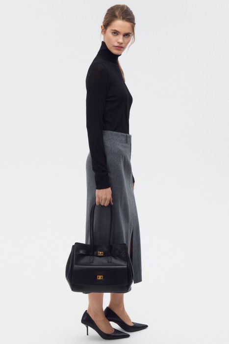 сумка из натуральной кожи от бренда снежная королева вид слева