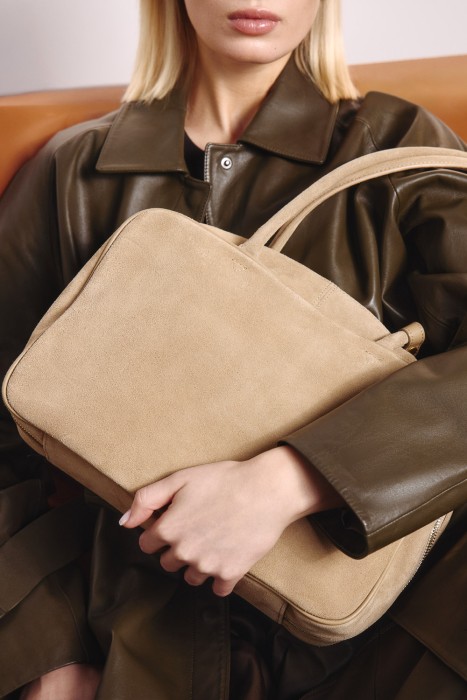 сумка из натуральной замши от бренда снежная королева вид слева