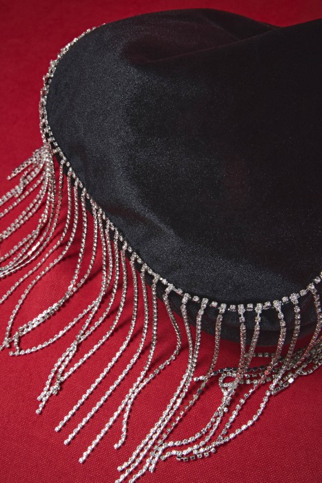 сумка-кисет с бахромой от бренда снежная королева вид слева