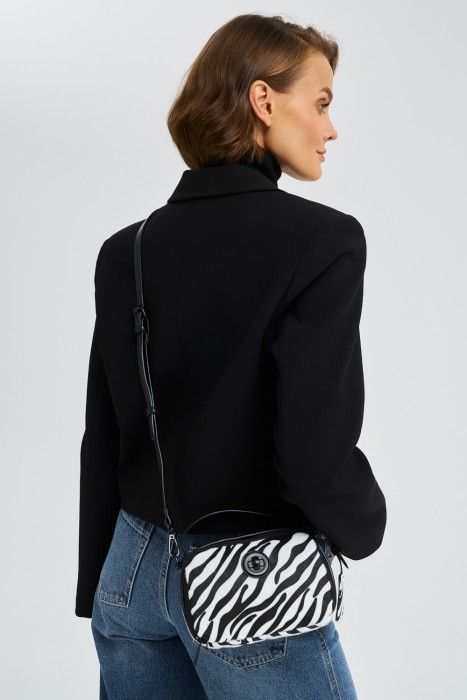 сумка кросс-боди из искусственного меха от бренда снежная королева вид слева