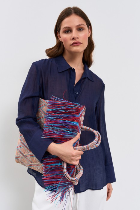 сумка с бахромой от бренда снежная королева вид слева