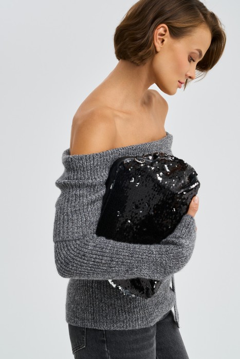 сумка с пайетками от бренда снежная королева вид слева