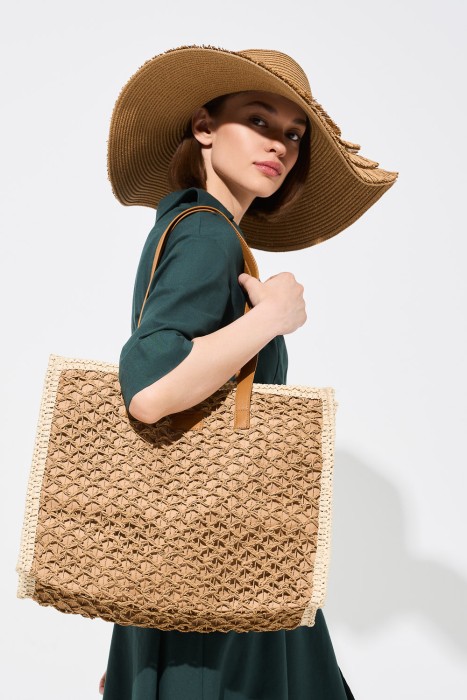 сумка с вязаной отделкой от бренда снежная королева вид слева