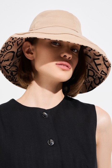 текстильная шляпа от бренда снежная королева вид слева