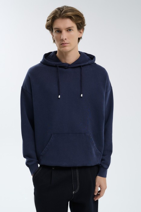 толстовка с капюшоном от бренда снежная королева вид слева