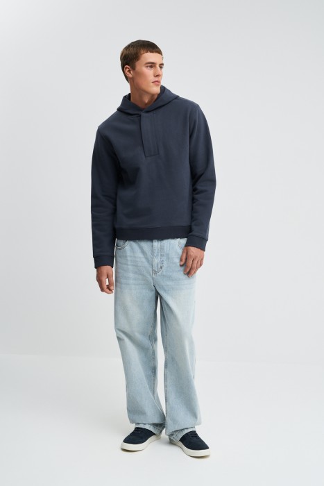 толстовка с капюшоном от бренда снежная королева вид слева