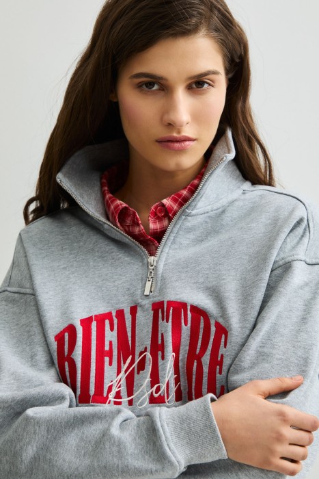 толстовка с надписью от бренда снежная королева вид слева