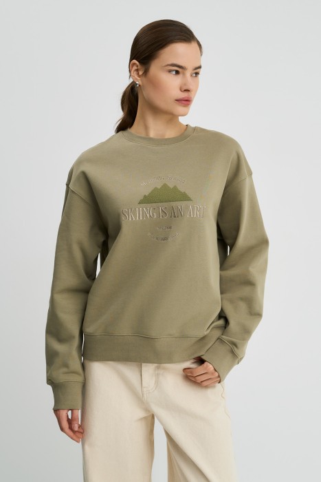 толстовка с надписью от бренда снежная королева вид слева