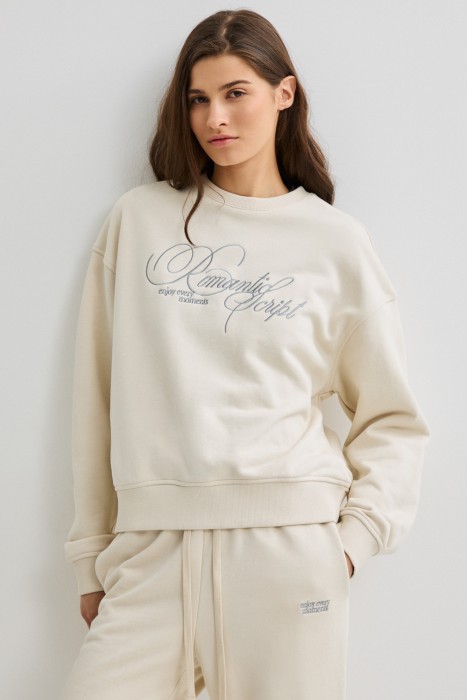 толстовка с надписью от бренда снежная королева вид слева