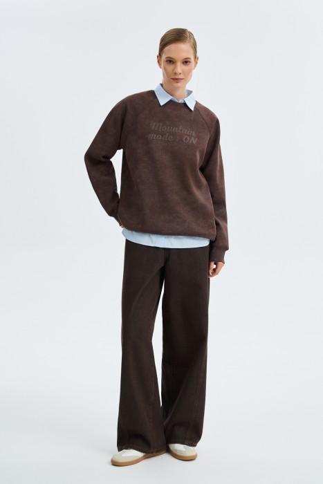 толстовка с надписью от бренда снежная королева вид слева