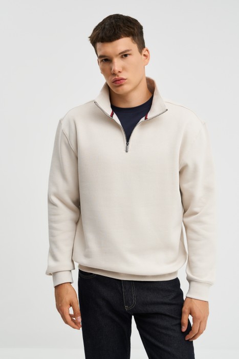 толстовка с воротником на молнии от бренда снежная королева вид слева