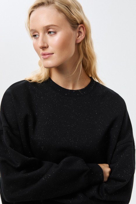 толстовка свободного силуэта от бренда снежная королева вид слева