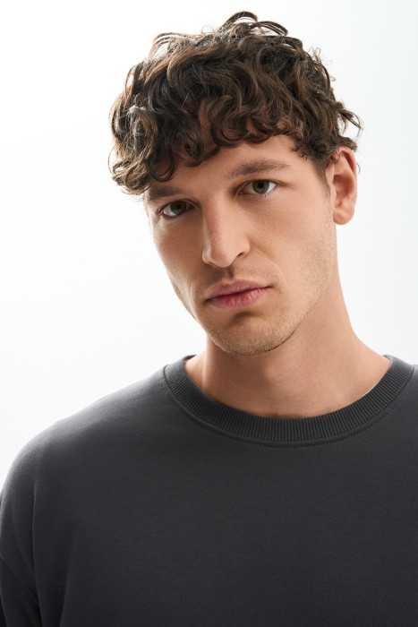 толстовка от бренда снежная королева вид слева