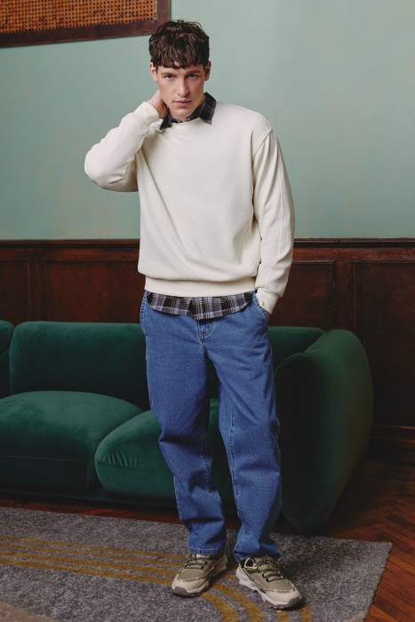 толстовка от бренда снежная королева вид слева