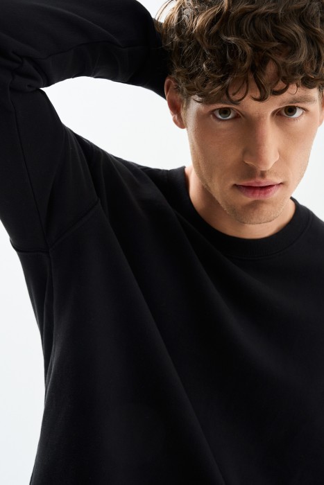 толстовка от бренда снежная королева вид слева