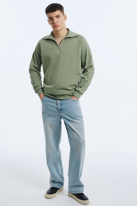 толстовка от бренда снежная королева вид слева