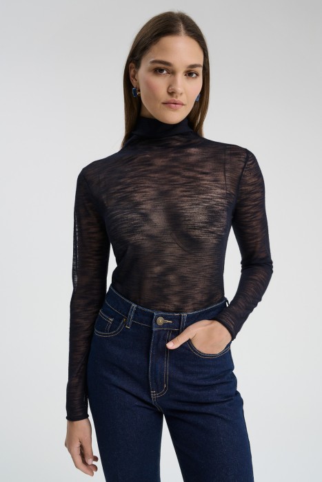 тонкий джемпер от бренда снежная королева вид слева