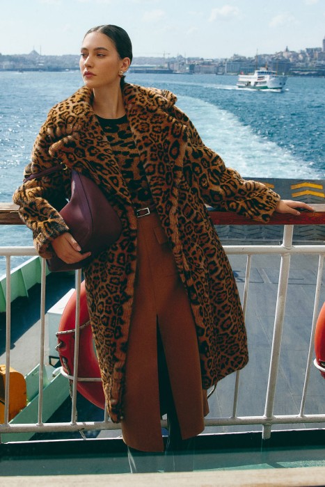 топ анималистичной расцветки от бренда снежная королева вид слева