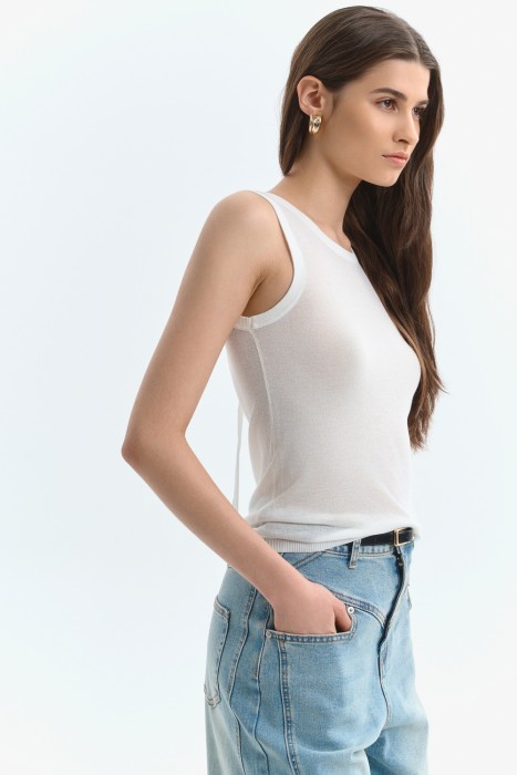 топ-майка от бренда снежная королева вид слева