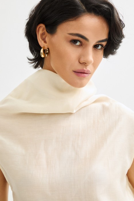 топ с объемным воротом из россии вид сбоку