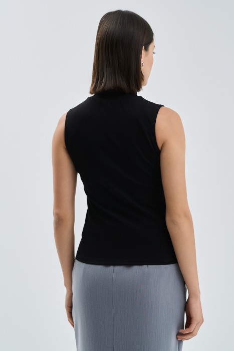 топ с отделкой по цене 960 руб вид справа