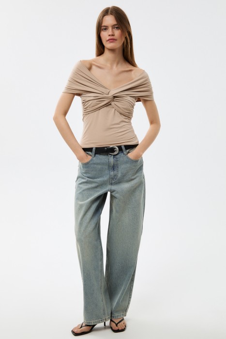 топ с открытыми плечами от бренда снежная королева вид слева