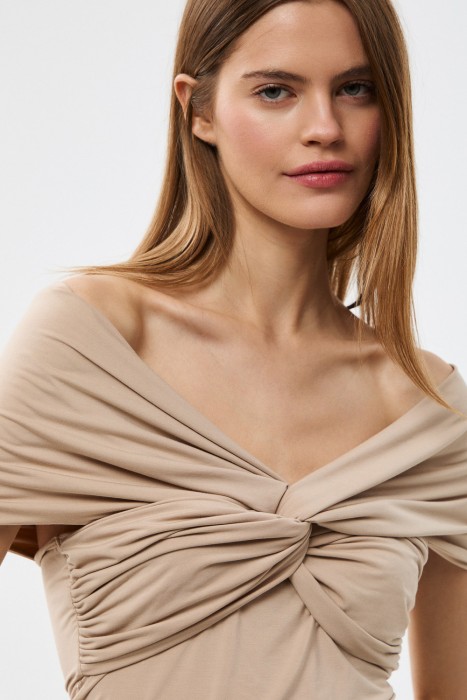 топ с открытыми плечами из россии вид сбоку