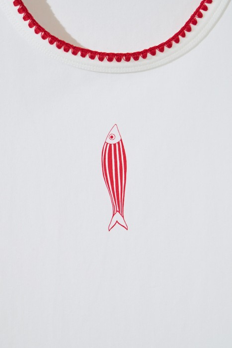 топ с принтом от бренда снежная королева вид слева