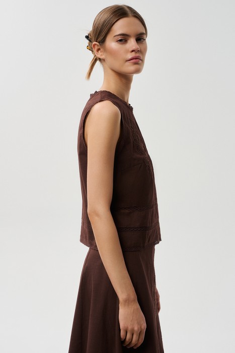 топ с вышивкой от бренда снежная королева вид слева