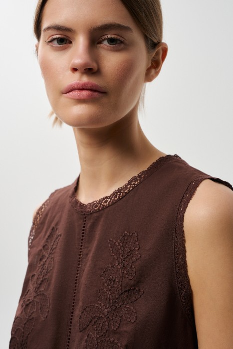 топ с вышивкой по цене 2720 руб вид справа