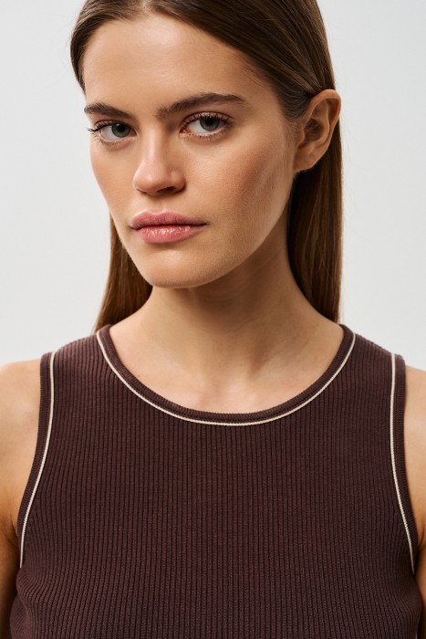 топ в рубчик из россии вид сбоку