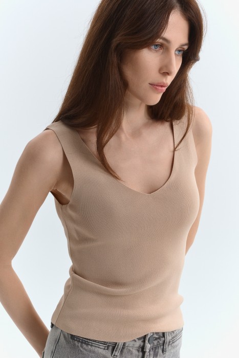 топ от бренда снежная королева вид слева