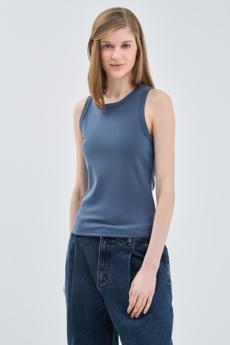 топ от бренда снежная королева вид слева