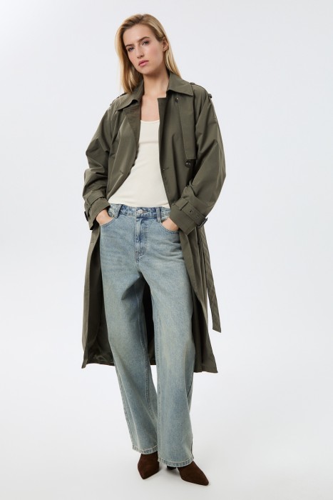 тренч от бренда снежная королева вид слева