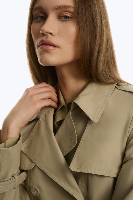 тренчкот с ремнем от бренда снежная королева вид слева