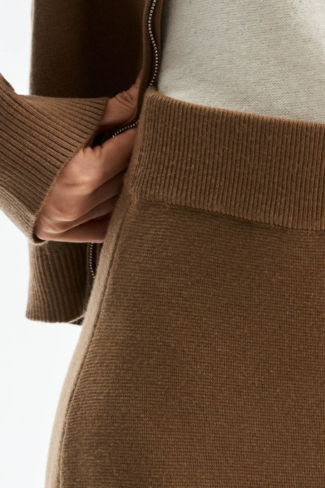 трикотажная юбка по цене 1600 руб вид справа