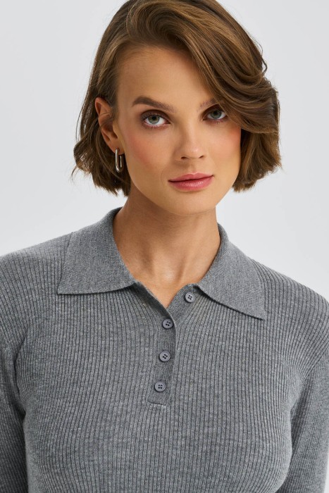 трикотажное платье в рубчик от бренда снежная королева вид слева