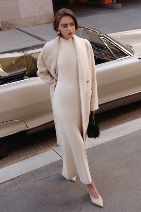 трикотажное платье от бренда снежная королева вид слева