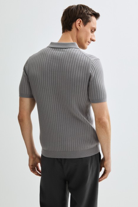 трикотажное поло по цене 2000 руб вид справа