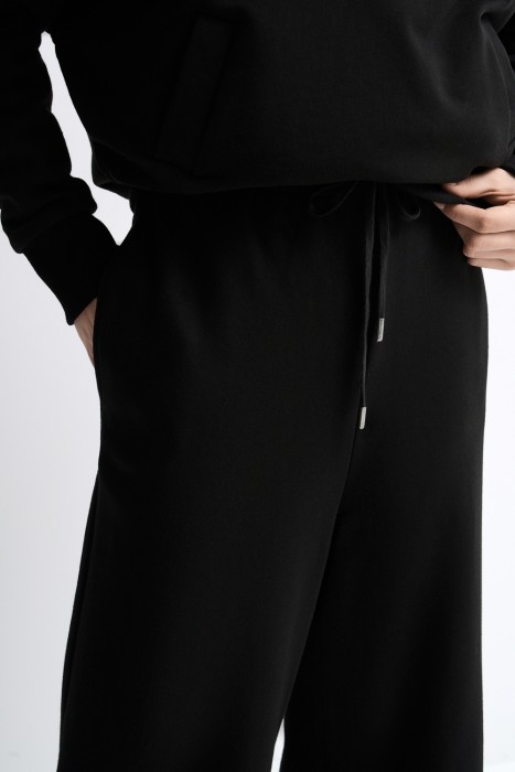 трикотажные брюки по цене 1480 руб вид справа