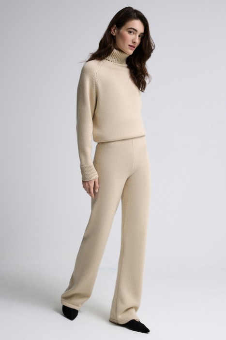 трикотажные брюки по цене 3310 руб вид справа