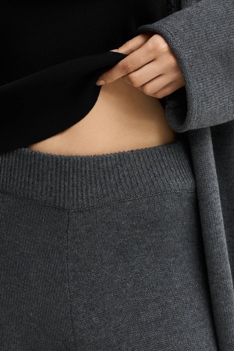 трикотажные брюки от бренда снежная королева вид слева