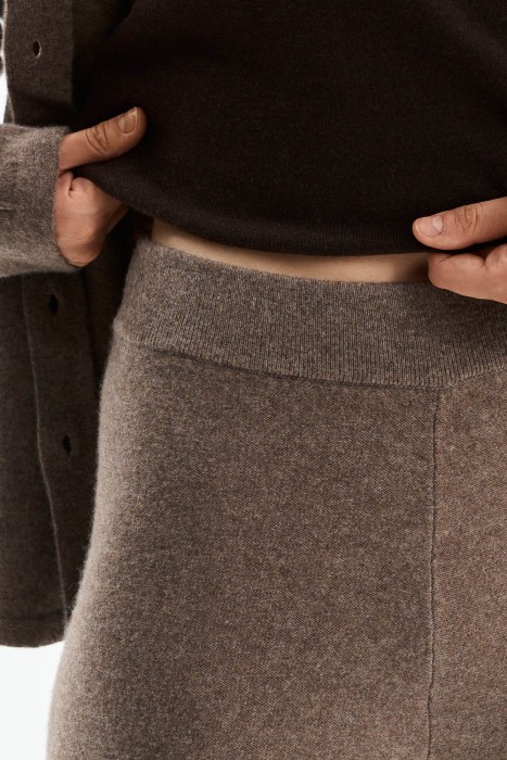 трикотажные брюки по цене 3580 руб вид справа