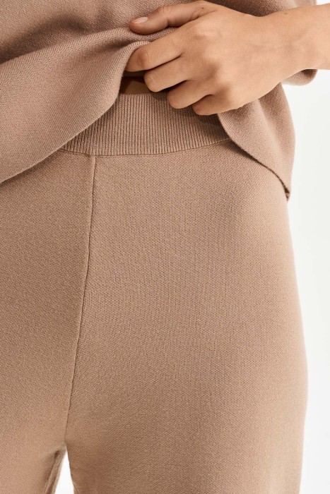 трикотажные брюки от бренда снежная королева вид слева