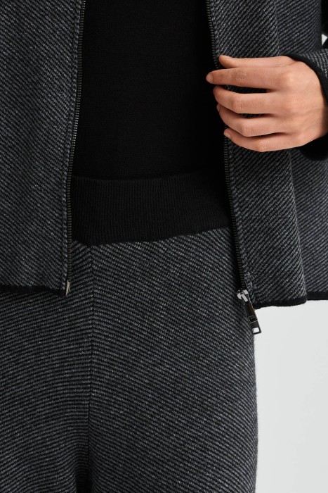 трикотажные брюки от бренда снежная королева вид слева