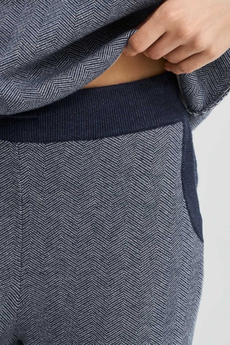 трикотажные брюки из россии вид сбоку