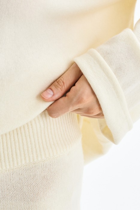 трикотажные брюки по цене 2170 руб вид справа